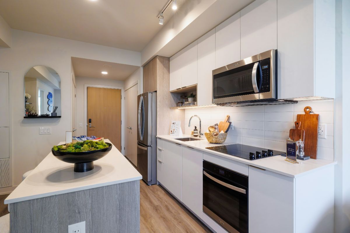 recurring-cleaning-service-baton-rouge-modern-kitchen-shine-weekly-vs-biweekly